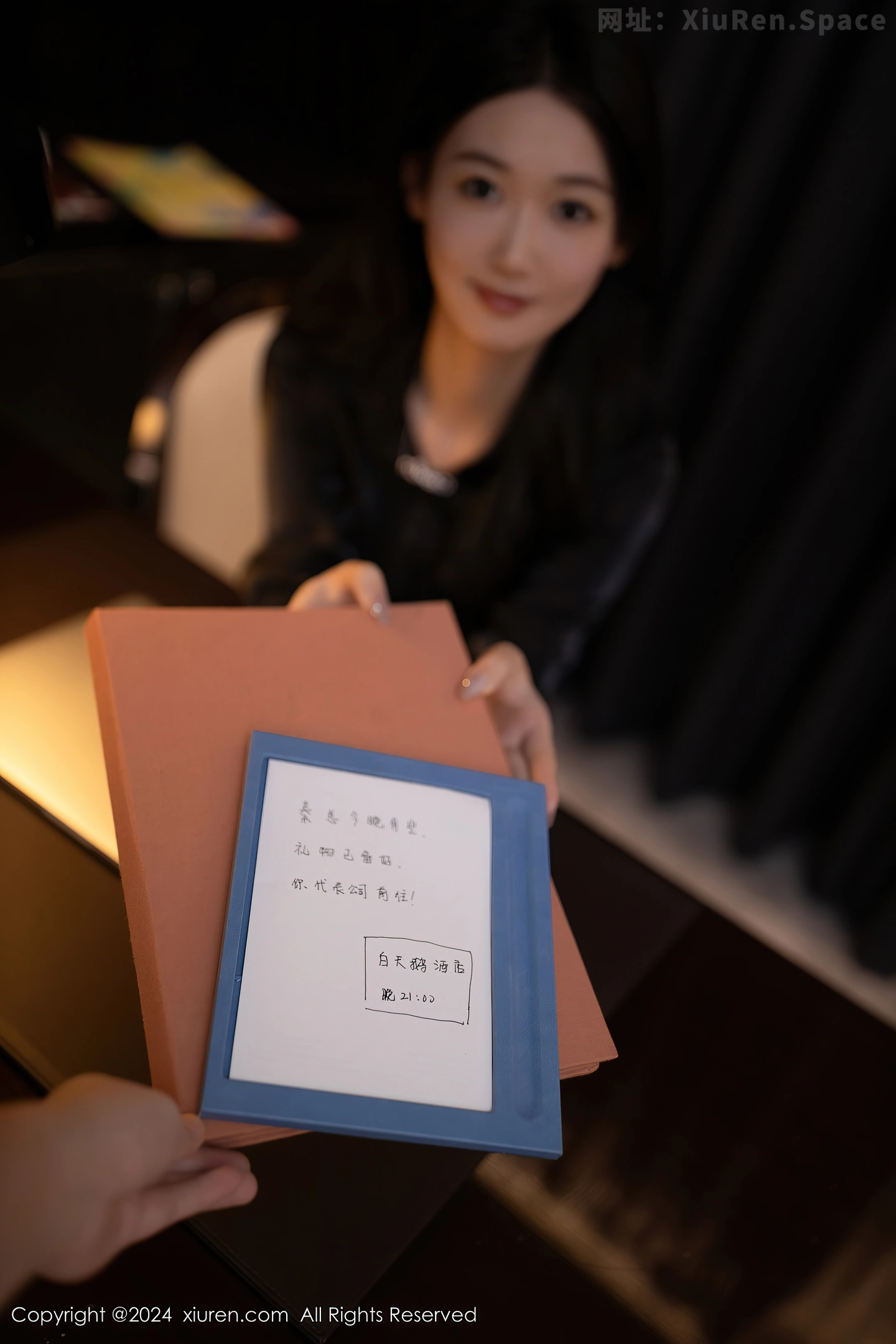 图片[2]-[XiuRen秀人网] VOL.9102 模特唐安琪送礼主题性感黑色OL服饰配黑丝袜秀曼妙身姿诱惑写真88P-秀人网官方网站